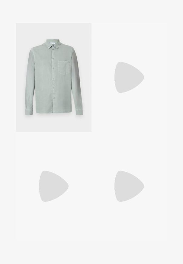 Samsøe Samsøe RYAN SHIRT - Shirt - abyss; Light grey denim shorts with a straight cut, five pockets, button closure, and contrasting stitching details.; Lacoste sneakers in dark gray with mesh and synthetic material, featuring a textured sole and brown accents on the collar and branding.; Fanny pack in dark blue tie-dye print with a zippered top, textured material, and a prominent logo detail on the front.