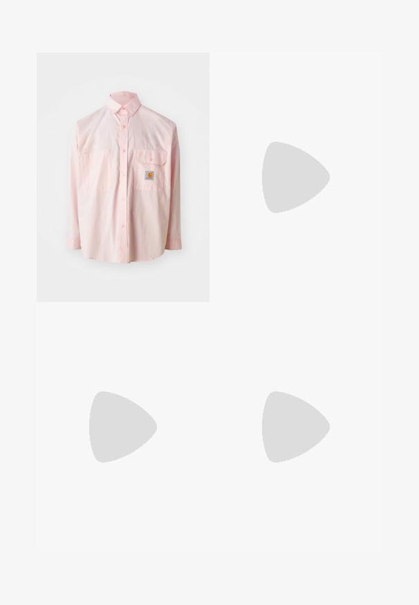 Lys rosa skjorte med knapper, to brystlommer og et logo-merke. Laget av bomull med klassisk krage og lange ermer.; Lyseblå denimjeans med rett ben-design, med mid-rise liv, fem lommer og knap og lynlås lukning.; Svart skinn loafers med en kvastdetalj, med en tjock svart sula och gul sömnad längs kanten. Texturerad yta.; Tre-lags sølvmetallkjede med elegante, fleksible kjeder med en svak glans, sikret med en krabbe-lås og justerbar kjede.