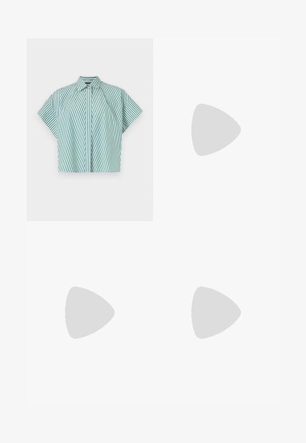 Korte mouwen shirt met verticale groene en witte strepen, een button-down kraag en een ontwerp met een voorpatiënt.; Donkerblauwe pinstriped broek met een hoge taille, wijde pijpen en zonder zichtbare hardware of versieringen. Glad textuur en nauwkeurige pasvorm.; Paul Smith TOPANGA - Ballerina's - black; Zwarte leren portemonnee met een slank rechthoekig formaat, voorzien van een gouden logo. Inclusief een afneembare schouderband voor draaggemak.