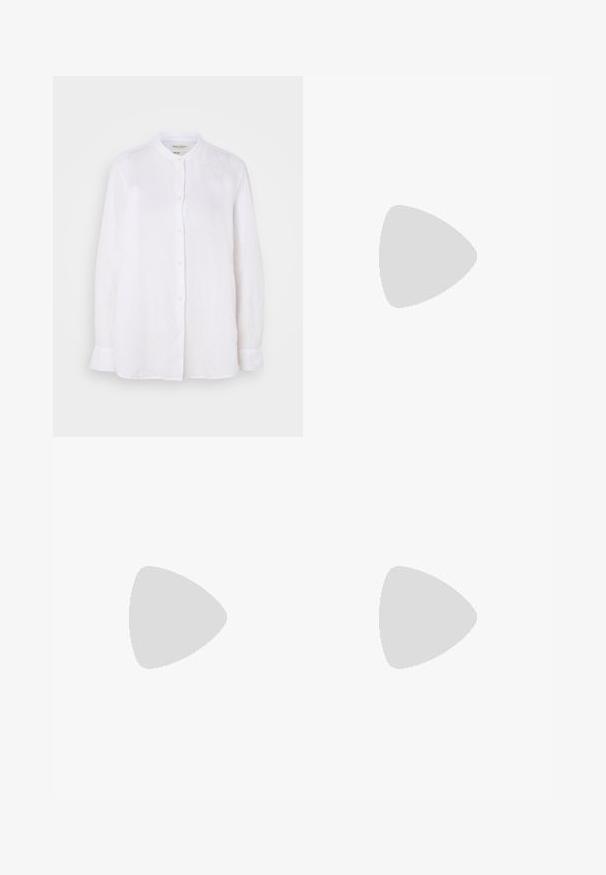 Weißes Leinenhemd mit langen Ärmeln und Mandarin-Kragen, ausgestattet mit einer durchgehenden Knopfleiste und kleinen, runden Knöpfen. Schlichtes Design, ohne Muster.; Dunkelblaue weite Jeans aus Denimstoff mit hoher Taille, ausgestattet mit orangefarbenen Nähten, fünf Taschen und einem Knopfverschluss.; Weiße Leder-Sneaker mit glatter Oberfläche, beigen Wildleder-Akzenten, runder Zehenpartie, flachem Schnürdesign und einer strukturierten Gummisohle.; Goldene Creolen mit einer strukturierten, unregelmäßigen Form. Sie verfügen über einen nahtlosen Verschluss und eine polierte Oberflächenbehandlung, die ein modernes Design betont.