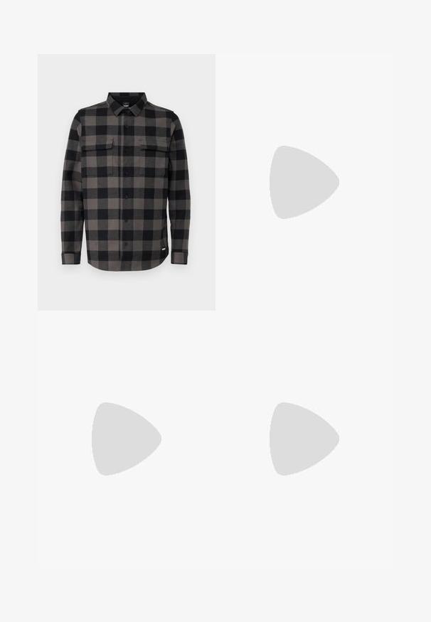 Oakley BEAR COZY  - Srajca - black/grey; Bela bombažna majica s kratkimi rokavi, okroglim izrezom, sproščenim krojem in brez vidnih logotipov ali vzorcev. Gladka tekstura in minimalen dizajn.; Črne trenirke iz mehkega materiala, z elastičnim pasom in vrvico, naborki na robovih in manjšim logotipom na levi stegn.; Bela usnjena športna obutev s perforacijami, okroglo konico, ravnim podplatom in debelimi vezalkami, z vidnim logotipom smoosh in napisom "AIR" na peti.