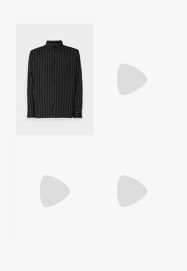 Maglietta nera con righe bianche verticali, design con colletto, maniche lunghe, tasca sul petto e chiusura a bottoni. Il tessuto sembra liscio e leggero.; Pantaloni neri realizzati in tessuto liscio, con gamba dritta, chiusura con bottone e un design classico adatto per abbigliamento formale o casual.; Stivale Chelsea in pelle nera con pannelli laterali elasticizzati e un ciondolo sul tallone, caratterizzato da una punta arrotondata e una suola in gomma testurizzata.; Borsa a secchiello nera realizzata in materiale sintetico testurizzato. Presenta due manici e una tracolla regolabile. Design semplice senza motivi visibili.