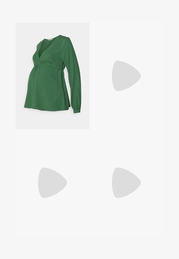 Haut de maternité vert avec un décolleté en V, des manches longues et une taille empire, fabriqué en tissu doux avec une texture lisse.; Pantalon large noir en tissu côtelé, avec une coupe décontractée, une taille élastique et des ourlets festonnés.; Baskets de sport New Balance blanches et vert clair en tissu en maille, avec une semelle beige et un semelle noire, présentées de côté sur un fond uni.; Collier plaqué or avec un accent central lisse et courbé. Possède une chaîne flexible avec un fermoir à homard et des maillons supplémentaires ajustables.