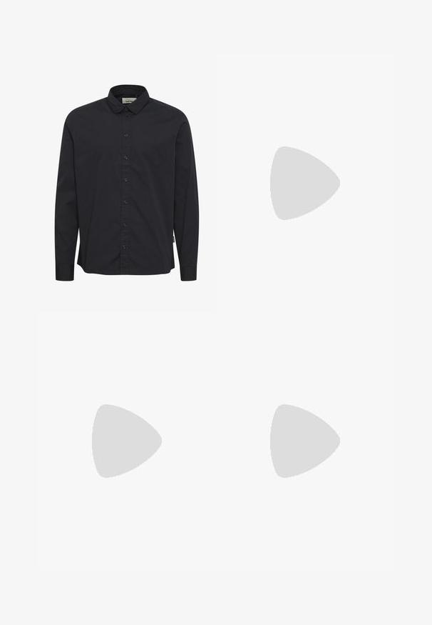 Svart langermet skjorte laget av bomull med knapp-åpen krage, frontknappstolpe og et lite sidemerke. Glatt tekstur.; Lyseblå denimjeans med høyt liv, rett ben-design og frontlommer. Har kobberdetaljer og subtile slitasjespor.; Svart lær loafer med dusk, gult søm langs sålen, og en tykk, rillede gummisåle.; Svarte rektangulære solbriller med en blank finish, mørke linser og gullhardwaredetaljer på stangene med logo.