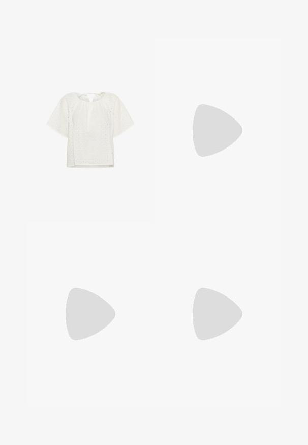 Blusa bianca con maniche corte, motivo a griglia testurizzato e apertura a chiave sul retro con chiusura a nastro. Realizzata in tessuto leggero.; Jeans in denim azzurro chiaro con una vestibilità ampia, vita alta, design a cinque tasche e una leggera scoloritura lungo le cuciture delle gambe.; Infradito neri con suola piatta, soletta nera texturizzata, fasce lisce e un piccolo accento dorato vicino alla fascetta per le dita.; Borsa a tracolla in pelle nera con scomparto principale con zip, tasca frontale, hardware in argento e tracolla regolabile. Texture liscia.