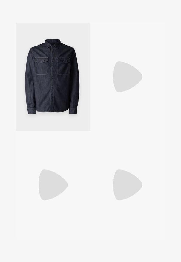 Replay Camisa - dark blue; Camiseta negra de algodón con mangas cortas. Presenta un logo verde "ROOTS" en el frente, escote redondo y corte estándar.; Pantalones cargo amarillos claros de algodón, con bolsillos laterales y un diseño de pierna recta, con un cierre de botón en la cintura.; Zapatillas de cuero con un esquema de colores negro y crema, que cuentan con acentos perforados, un collar acolchado y una suela texturizada.