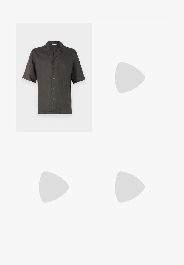Camicia a maniche corte, con colletto in lino grigio scuro, dotata di taschino sul petto e chiusura frontale con bottoni. Texture liscia, vestibilità rilassata.; Pantaloni corti in denim grigio chiaro con taglio dritto, cinque tasche, chiusura con bottone e dettagli di cucitura a contrasto.; Sneaker Lacoste grigie scure in materiale mesh e sintetico, con suola testurizzata e dettagli marroni sul colletto e sul branding.; Marsupio in stampa tie-dye blu scuro con una parte superiore con zip, materiale testurizzato e un logo ben visibile sul davanti.