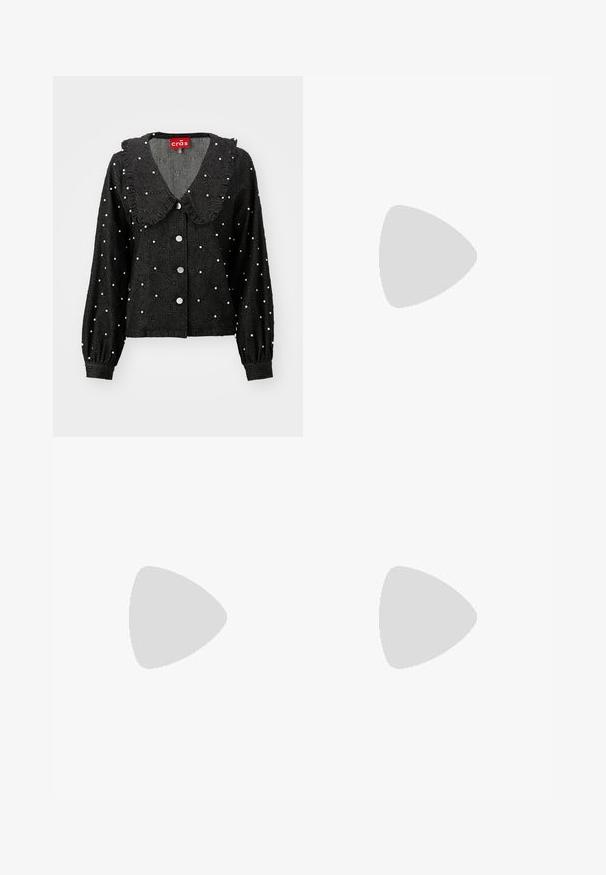 Giacca nera con colletto arrotondato, dettagli con volant, decorazioni simili a perle, motivo a diamante e chiusura frontale con bottoni. Maniche lunghe con polsini arricciati.; Pantaloni sportivi neri realizzati in misto cotone, con vita elasticizzata regolabile, gambe dritte e logo bianco Nike sul lato sinistro.; Sneakers Nike neri con accenti sfumati di giallo, verde e rosso. Presentano un design testurizzato distintivo e una suola rossa chunky.; Borsa in tessuto nero con due tasche frontali decorate con fiocchi, doppi manici e chiusura zip. Texture morbida e forma rettangolare.