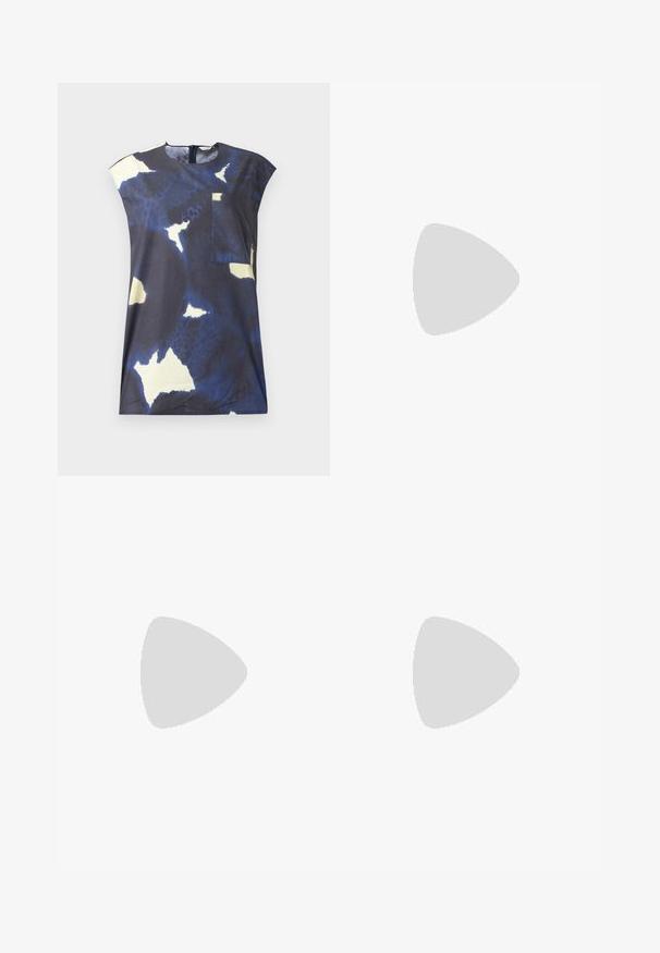 Marinblå topp med abstrakta ljusgula och vita mönster. Har en rund halslinning och en liten lappficka på framsidan.; Vita byxor i ljus krämig tyg, med sidofickor, platt fram och en enda knappstängning vid midjan. Slät struktur.; Svarta läder högklackade sandaler med en smal, böjd klack och ett korsat remdesign. Justerbar ankelrem. Slät textur.; Svart läderjacka med knappstängning och två framfickor, i kombination med en svart vadderad handväska med ett guldspänne och kedjerem.