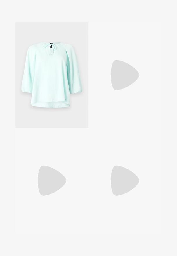 Helle mintgrüne Bluse mit Dreiviertelärmeln, rundem Ausschnitt, Zugbandakzenten und einem leicht abgerundeten Saum. Glatte Stofftextur.; Weite Hose aus zartem Creme-Stoff, mit seitlichen Taschen, flatem Bund und einer Knopfverschluss an der Taille. Glatte Textur.; Beige Blockabsatzsandalen mit dünnen Riemen und quadrater Spitze. Glattes Material mit minimalem Design, entworfen für einfaches Tragen.; Schwarze Lederhandtasche mit einem strukturierten Design, das eine verkürzte Form, einen oberen Griff und goldfarbene Hardware-Details aufweist. Verstellbarer Schulterriemen ist enthalten.
