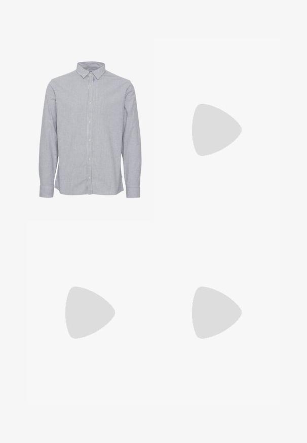 Stribet skjorte i blå og hvid. Har krave, lange ærmer og en lige kant. Fremstillet af letvægtsstof med en glat overflade.; Hvid bomulds T-shirt med rund halsudskæring, korte ærmer og en afslappet pasform. Har et enkelt design uden mønstre eller dekorationer.; Sorte denim bukser med bred benvidde, glat tekstur, fem lomme-design og knaplukning. Har en afslappet pasform og tapered bund.; Sort læder ankelstøvle med gul syning, snørebånd foran, rund tå og en struktureret gummisål. Har en løkke bagpå.