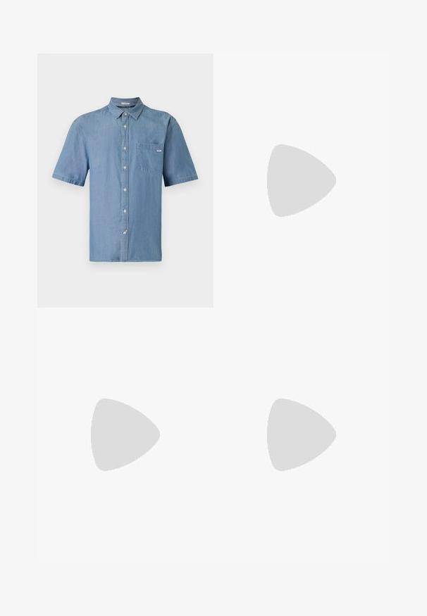 Cămașă cu mâneci scurte, cu nasturi, din denim de culoare albastră deschisă. Are un singur buzunar pe piept și o guler clasic. Textură moale cu o croială lejeră.; Tricou polo scurt, negru, cu un model abstract texturat. Gulerul este plat și ușor deschis, accentuând designul relaxat.; Scurte din denim de culoare albastră deschisă, cu un croi clasic. Au cinci buzunare, detalii cu cusături portocalii și margini brut.; Mocasini din piele neagră cu o finisare netedă, vârf rotund și cusături decorative pe partea superioară. Toc mic și stivuit, cu o ușoară strălucire.