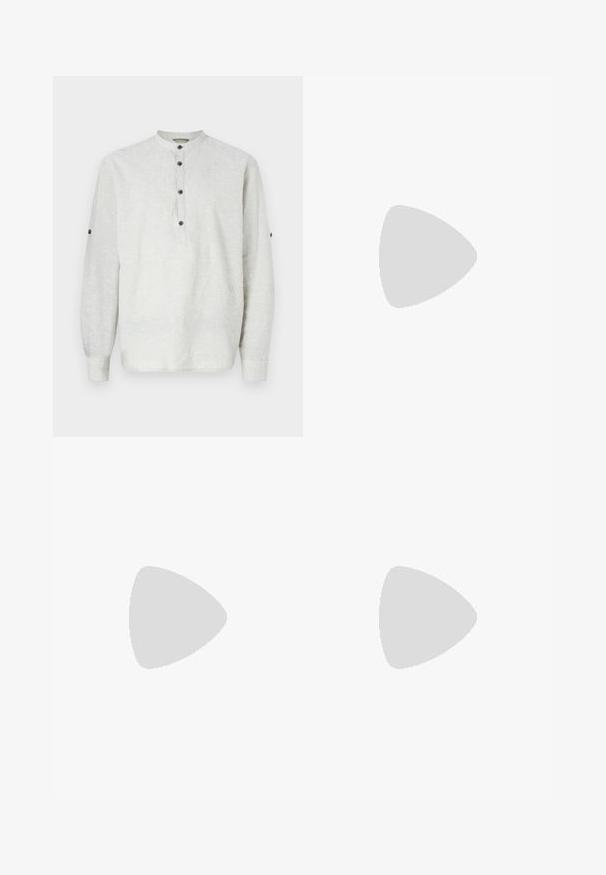 Heled hallid pikaaegne särk, mis on valmistatud linast, esitleb püsti kaelust, kolme nupu pluusit ning nööbikaunistusi varrukatel.; Mustast puuvillast T-särk lõdva lõikega, kus esiküljel on suur toon-toonis "ALLSAINTS" kujundus ja "LONDON" tekst. Lühikesed varrukad, ümar kaelus.; Heledad hallidega helesinised kitsad teksad, millel on kerge kulumine reitel, ees nupuga sulgemine, vöölõngad ja viie taskuga stiil, valgel taustal.; Hallitus hallikets pro piletse ja teki, valge Nike swoosh ja valged paelad. Omab tekstuuriga kummitalda ja polsterdatud krae.