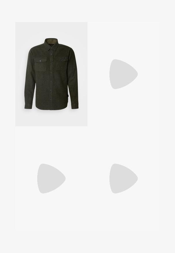 INDICODE JEANS Cămașă - mottled olive; Șorturi maro cu dungi, cu o croială lejeră. Confeționate dintr-un material ușor, având pliuri și un tiv răsfrânt pentru un plus de detaliu.; Mocasin din piele maro cu vârful rotunjit, detalii cusute pe partea superioară, o textură netedă și o talpă din cauciuc negru în contrast.; Ochelari de soare din material tartă, cu rame pătrate, lentile transparente și țaguri subțiri cu un detaliu de logo subtil. Finisaj mat și lucios.