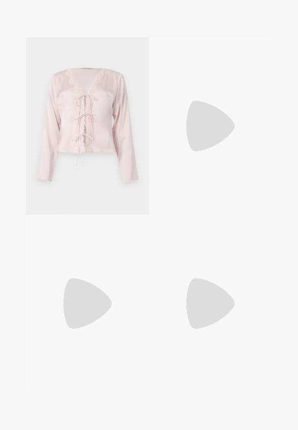 Vaaleanpunainen satiinipaita pitkillä hihoilla, koristeellinen pitsireunus V-puolella ja kolme nauhakiristystä edessä.; Valkoiset leveälahkeiset farkut, joissa on korkea vyötärö. Tämä malli sisältää viisi taskua ja metallisia yksityiskohtia. Kankaan pinta on sileä, ilman näkyviä kuvioita.; Korkokenkä, jossa on terävä nenä, vaaleansinistä kangasta, jossa on tekstuuripinta. Kengässä on rusetti ja nilkkaremmi, joka varmistaa tukevan istuvuuden.; Valkoinen synteettinen käsilaukku, jossa on kolmikulmainen muoto, tasainen etu läppä ja nauhadetail, säädettävä olkahihna, sileä rakenne ja minimalinen muotoilu.