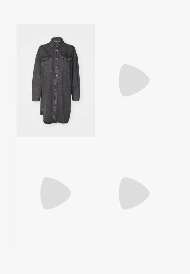 ONLY ONLFLOYD  - Pogājama blūze - grey denim; Platas kājas džinsi melnā džinsa audumā ar rāvējslēdzēju priekšā, piecu kabatu dizains un smalkas šuvju detaļas. Gluda tekstūra un ikdienišķs stils.; Baltas augstpapēžu sandales ar masīvu papēdi, ar siksnu dizainu un potītes saistītiem elementiem. Gluda tekstūra ar platformu priekšpusē, lai nodrošinātu papildu augstumu.; Melnas ādas somiņa ar gludu tekstūru, taisnstūra formu un divām garām rokturiem. Nav redzamu aparatūras vai rotājumu.