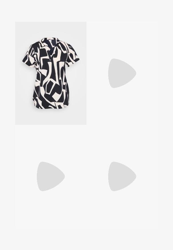 Blusa a maniche corte in navy e crema con un motivo geometrico astratto, dotata di scollatura a V e vestibilità comoda. Tessuto strutturato.; Jeans a vita alta di colore blu scuro, con gamba larga, tasche frontali, passanti per cintura, chiusura con bottone e cuciture visibili su uno sfondo bianco.; Sneakers di tela blu chiaro con punta e suola in gomma crema, dotati di lacci bianchi e un cinturino sul tallone.; Orecchini a cerchio in argento con una finitura liscia e lucida. Forma rotonda, design leggero, con un meccanismo di chiusura sicuro.
