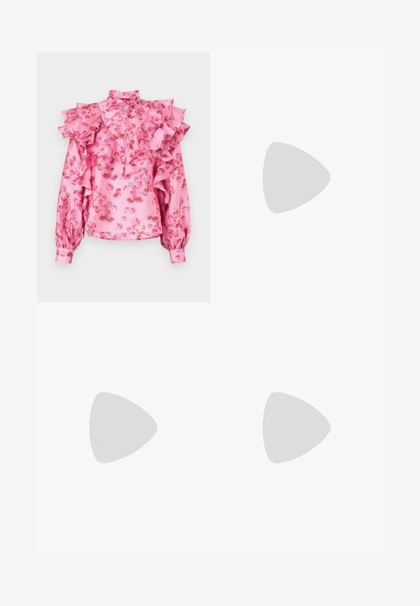 Rosa blus med volangdetaljer, blommönster i nyanser av röd, hög krage och långa ärmar med samlade manchetter. Silkesaktig känsla.; Ljusgräddfärgade skräddarsydda byxor med en texturerad blommönster, med raka ben och en ren midja med bakfäste.; Svart mocka hög klackskor med spetsig tå och en smal, låg klack. Slät textur med en elegant design, utan synlig hårdvara.; Rosa texturerad läderhandväska med ett guld kedjesläp, rundad form och en guld logotypaccent på framsidan. Har ett extra axelband.