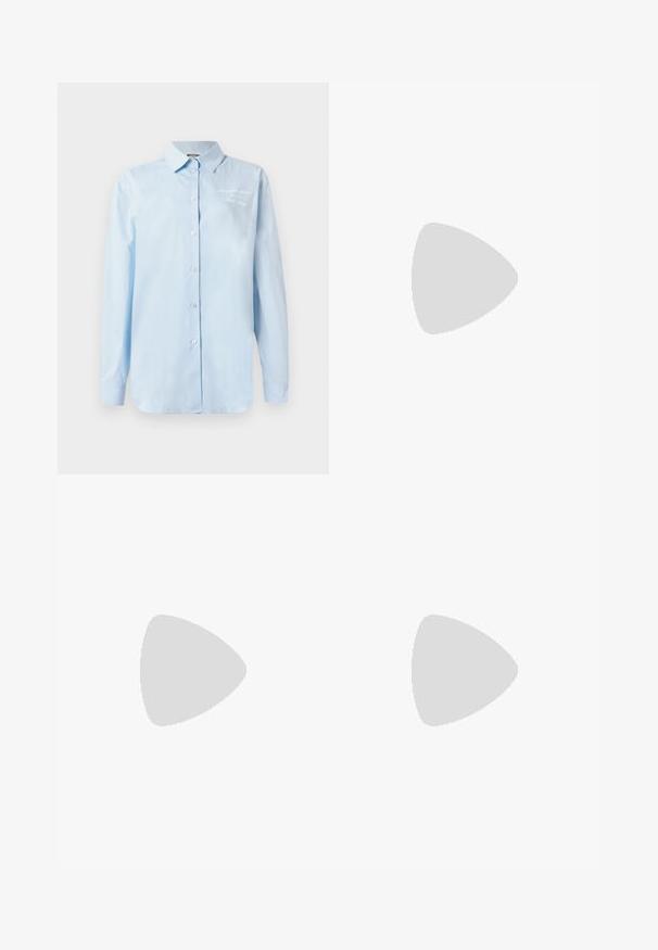 Šviesiai mėlyna medvilninė marškinėlių kostiumėlis. Yra klasikinis apykaklė, ilgomis rankovėmis ir išsiuvinėtu raštu kairiame viršutiniame kampe.; Juodos kelnės iš lygaus audinio, pasižyminčios aukštu liemeniu, plačiomis kojomis, priekinėmis klostėmis ir klasikiais diržo kilpomis. Šoninių kišenių nematyti.; Juodų odinių baletinių batelių su smailiu nosiu, su užrišamu dirželiu su apvalia metaline sagtimi ir plokščiu padu.; Juodas odinis per petį nešiojamas krepšys su dviem priekiniais kišenėmis, auksiniais sagtimis, užtrauktuko uždarymu ir siauromis petnešomis. Textūruota paviršius ir kompaktiškas stačiakampis formatas.