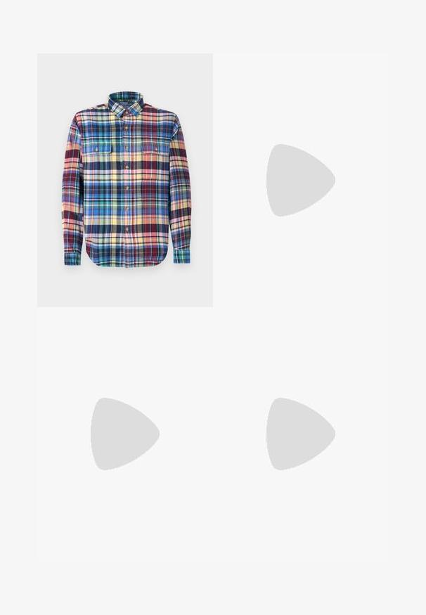 Károvaná košile v mnoha barvách z látky s límečkem na knoflíky, dvěma náprsními kapsami a zakřiveným lemem. Knoflíky jsou hnědé.; Černé bavlněné tričko s kulatým výstřihem a krátkým rukávem. Má decentní logo na přední straně a rovný lem. Jednoduchý a minimalistický design.; Tmavomodré džíny z denimu se straight střihem, pěti kapsami, kontrastním oranžovým šitím a knoflíkovým zapínáním. Žádné viditelné vzory ani ozdoby.; Černé kožené společenské boty s kulatou špičkou, šněrováním a nízkým podpatkem. Hladký povrch s minimálním šitím.