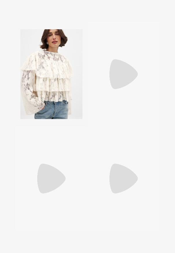 Blusa blanca de encaje con tres volantes en capas, mangas largas y un cuello alto. Combinada con unos vaqueros de mezclilla azul claro.; Pantalones cortos de pana marrón con un patrón de rayas verticales texturizadas, dos bolsillos frontales y un cierre de botón en la cinturilla.; Bailarinas de cuero marrón con puntera redondeada y pequeño tacón bloque. Presentan un lazo delgado en la parte delantera y detalles de costura sutiles.; Bolso de mano de piel sintética marrón con forma rectangular, dos asas largas y sutiles acentos curvados en la parte delantera.