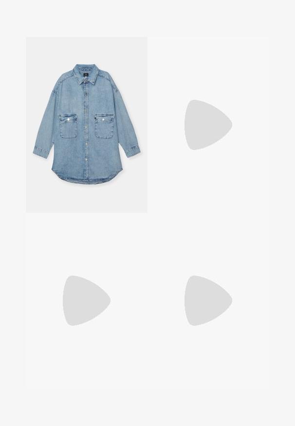 AG Jeans Camicia - blue; Pantaloni neri a gamba larga con vita alta, caratterizzati da pieghe frontali, una texture liscia e una finitura sartoriale. Progettati per un fit rilassato.; Scarpa con tacco alto in pelle nera, con punta affilata e tacco arrotondato e bombato. Texture liscia con un design elegante e minimalista.; Clutch in pelle nera con texture arricciata, cornice in metallo color argento, chiusura a scatto e tracolla a catena. Superficie liscia e morbida.
