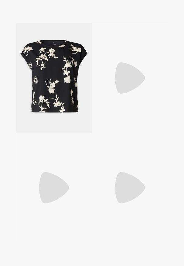 Vero Moda Curve VMNEWHALLIE NEW - Triko s potiskem - black/paya; Černé kalhoty s rovným střihem, s předními kapsami a bočními rozparky na lemu. Vyrobené z jemné, hladké tkaniny. Vhodné na různé příležitosti.; Černé lakované sandály na podpatku se čtveratou špičkou, lýtkovými pásky a stříbrnými přezkami. Disponují masivním blokovým podpatkem pro stabilitu.; Černé obdélníkové sluneční brýle s tmavými skleněnými čočkami, silným plastovým rámem a širokými spánky. Hladký povrch a hranatý design.