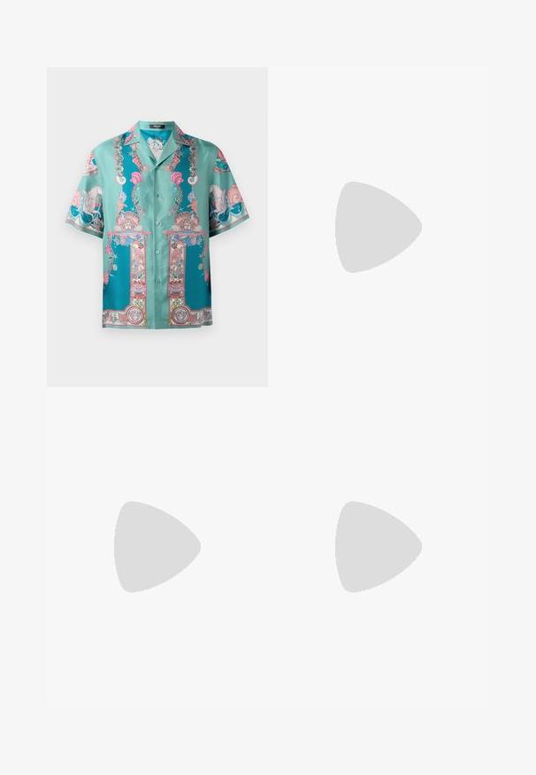 Tyrkysová košeľa s krátkym rukávom s prepracovanými viacfarebnými námorníckymi vzormi, hodvábnou textúrou a zapínaním na gombíky.; Biele bavlnené tričko s farebnou grafickou potlačou z morských víl, lastúr a logom "VERSACE" v strede modrou farbou. Krátke rukávy.; Čierne tailored nohavice s širokým strihom, s hladkou textúrou a ostrými záhybmi, vyrobené z tkaného materiálu.; Biele kožené tenisky s zaoblenou špičkou, šitými detailmi a hrubou gumovou podrážkou. Minimalistický dizajn s hladkou textúrou.