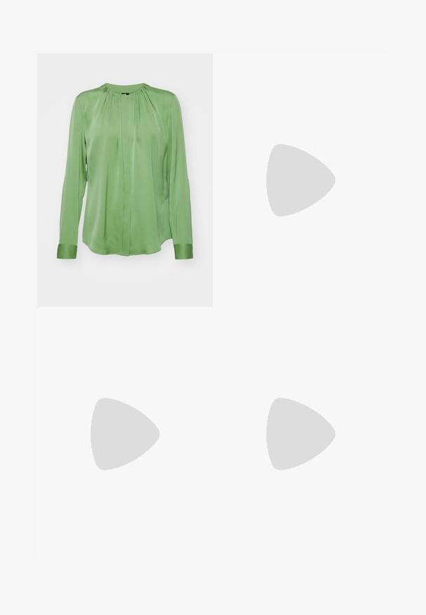 BOSS BANORAH - Camicia - open green; Pantaloni neri su misura con un design a gamba dritta, caratterizzati da una texture liscia e pieghe ben definite sul davanti. Senza hardware visibile.; Scarpa slingback nera con punta affilata e tacco basso, realizzata in pelle liscia e con un design a taglio laterale per favorire la traspirabilità.; Borsa a mano in pelle nera con un design strutturato, caratterizzata da una forma corta, manico superiore e accessori in metallo dorato. Inclusa tracolla regolabile.
