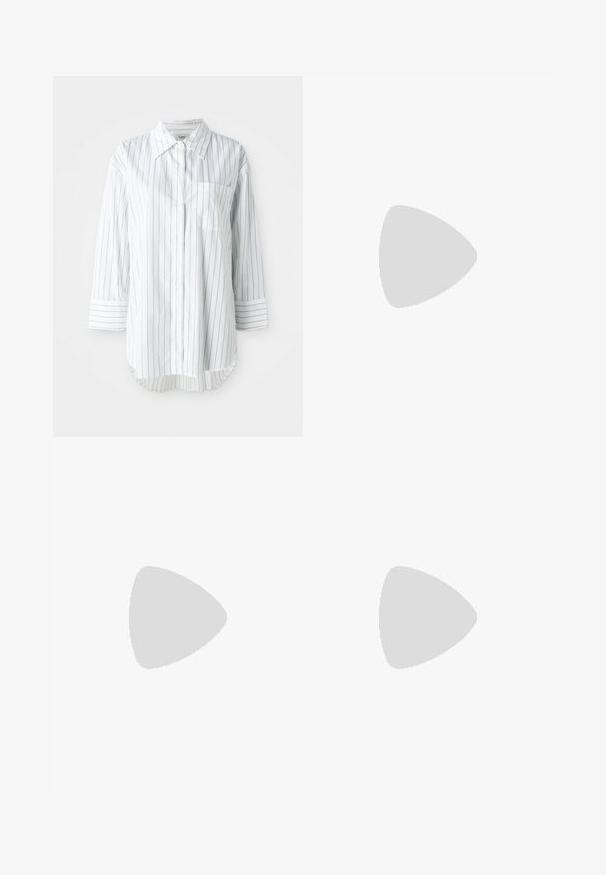 Valge pika varrukaga nööbitav särk, millel on õhukesed mustad vertikaalsed triibud, vasakul rinnaosal tasku ja terav krae.; Laiad denimpüksid, millel on hele tume sinine gradiendiefekt, kõrge vöökoht, vöökumlid ja sobivast kangast vöö. Struktureeritud denimi viimistlus.; Knee-high mustad nahast saapad nelinurkse varbaga ja plokilise kontsaga, esitatud mudeli kõrval, kes istub oliivirohelises mantlis. Sujuv tekstuur, minimaalne detailide arv.; Mustmust mustraha kõverate joontega, eemaldatava rihmaga ja kuldsete detailidega. Kotil on klapp, millel on pandladetail.