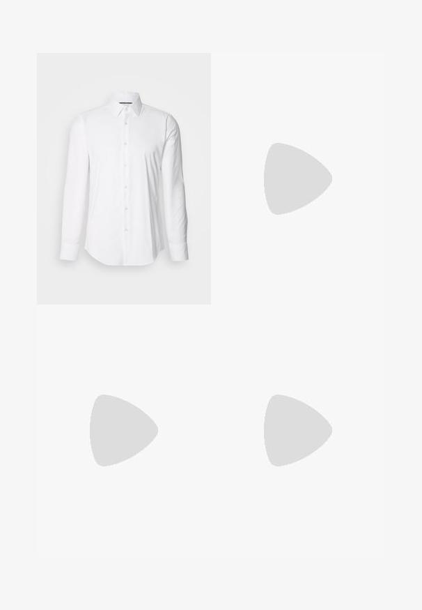 Witte lange mouwen shirt van gladde stof, met een klassieke kraag en een knoopsluiting aan de voorkant met een gebogen zoom. Knopen hebben een subtiele glans.; Wijde spijkerbroeken van olijfgroene denim, met gebogen naadaccenten, klassieke knoopsluiting en een vervaagde afwerking.; Zwarte leren instappers met een ronde neus, voorzien van een gestikt ontwerp, een lage platformzool en een gestructureerde, grof rubberen buitenzool.; Smalle zwarte stropdas met een gestructureerd, diagonaal ribbelpatroon. Beschikt over een spitse punt en een gladde afwerking. Geschikt voor formele kleding.