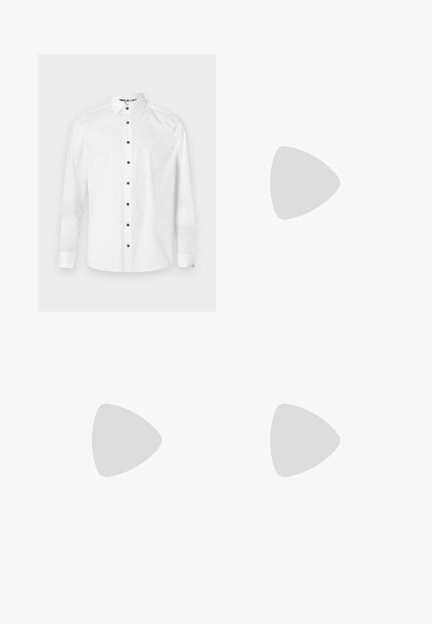 Camicia bianca con bottini neri, realizzata in tessuto liscio, con maniche lunghe e collo classico. Texture morbida, senza fantasie.; Cinque t-shirt a manica corta in cotone, nei colori bianco, grigio chiaro, grigio scuro, blu navy e nero, con un piccolo logo sul petto.; Jeans in denim blu con vita alta, design a gamba dritta e finitura sbiadita. Presentano cinque tasche e chiusura con bottone.; Sneaker in pelle marrone con suola in gomma bianca, punta arrotondata e lacci marroni. Grip testurizzato sulla suola e finitura liscia sulla parte superiore.