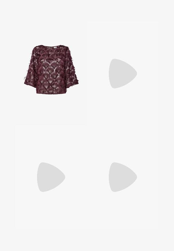 Blusa trasparente color borgogna con decorazioni testurizzate simili a piume, caratterizzata da un collo arrotondato e maniche larghe. Il motivo assomiglia a conchiglie.; Pantaloni marroni a pieghe con una ampia cintura elastica. Il tessuto è leggero e texture, con orli arricciati ai polsini.; Stivaletti alla caviglia in pelle nera con effetto coccodrillo, dalla punta affusolata e tacco corto e sottile. Texture liscia con un motivo distintivo e un design elegante.; Occhiali da sole oversize in tartaruga marrone con una ampia montatura rettangolare e lenti sfumate. Dettaglio del logo in oro sul lato.