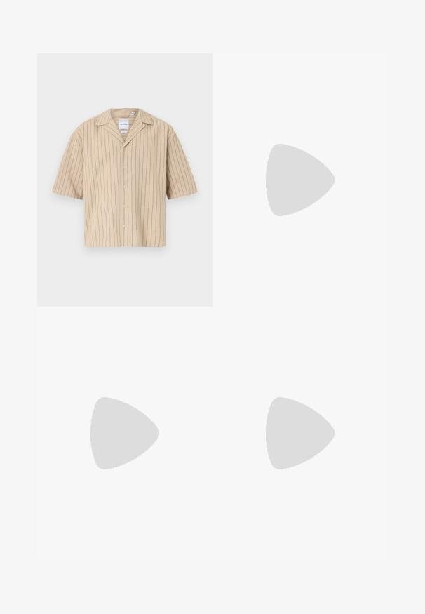 Camicia a maniche corte con bottoni di colore beige con righe verticali blu. Presenta un colletto a camicia e una vestibilità rilassata. Realizzata in un tessuto morbido e testurizzato.; T-shirt bianco in cotone con maniche corte, scollo rotondo e vestibilità rilassata. Texture liscia senza pattern o dettagli visibili.; Pantaloni bianchi in lino con cintura elastica e cordoncino, design a gamba ampia e cuciture pulite. Texture liscia con vestibilità casual.; Zoccoli beige in suede con piede in sughero, punta rotonda e una semplice fascia con una fibbia dorata. Suola in gomma per una buona aderenza.; Occhiali da sole con montatura in metallo e lenti verdi ovali. Montatura sottile in metallo argento e terminali neri. Design minimalista, senza loghi visibili.