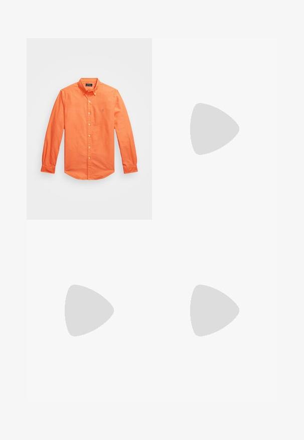 Ilgi piedurkņu pogājams krekls spilgti oranžā kokvilnā, ar klasisku apkakli, diskrētu logotipa izšuvumu un pogātiem aprocēm.; Balts kokvilnas T-krekls ar apaļu kakla izgriezumu, īsām piedurknēm un krūšu kabatu ar tumši zilu logotipu. Viegla dizaina, gluda tekstūra.; Bēša krāsas bikses ar taisnu piegriezumu, ar krokām, pogas aizdari un jostas cilpām. Gluda auduma ar tīru, šūtu izskatu.; Beige, krēmas un olīvzaļas kedas, kas izgatavotas no zamšādas un ādas materiāliem, ar apaļu purngalu, minimālistisku dizainu un gumijas zoli.