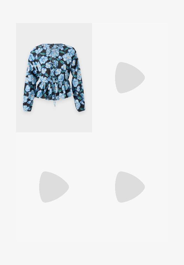 Kvetinová peplum blúzka s dlhými rukávmi. Čierna látka má modré kvety a zelené listy. Zapína sa na krku, textúrované detaily.; Čierne široké nohavice z materiálu imitujúceho kožu. Majú vysoký pás, pútka na opasok, dve predné vrecká a šité detaily.; Čierne lakované kožené sandálové podpätky s špicatou špičkou a geometrickým blokovým podpätkom. Disponujú elegantným, minimalistickým dizajnom a hladkým povrchom.; Čierna kožená hobo taška so hladkou textúrou, zakriveným tvarom a jedným nastaviteľným popruhom; má široké otvorenie na vrchu.