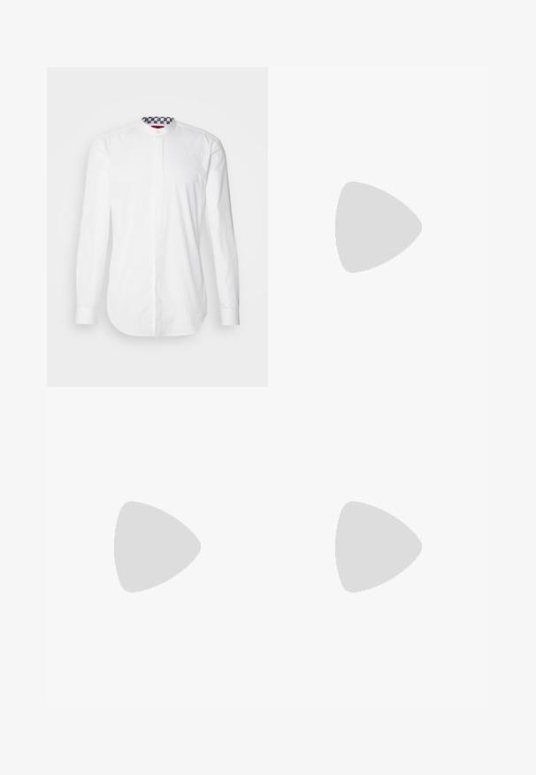 Biała koszula z długim rękawem i wysokim kołnierzem, z wewnętrznym kołnierzem w granatowo-białym wzorze. Gładka tekstura i regularny krój.; Biała bawełniana koszulka z okrągłym dekoltem, krótkimi rękawami oraz subtelnie wytłoczonym logo na klatce piersiowej. Wewnętrzna metka ma pomarańczowy akcent.; Niebieskie dżinsy z prostą nogawką. Jasno wyblakłe miejsca, klasyczny pięciokieszeniowy krój oraz pojedynczy metalowy guzik z przodu w pasie.; Białe sportowe buty wykonane z siateczki i zamszu, z teksturowaną podeszwą środkową, teksturowanymi akcentami i logo "HUGO" z boku.