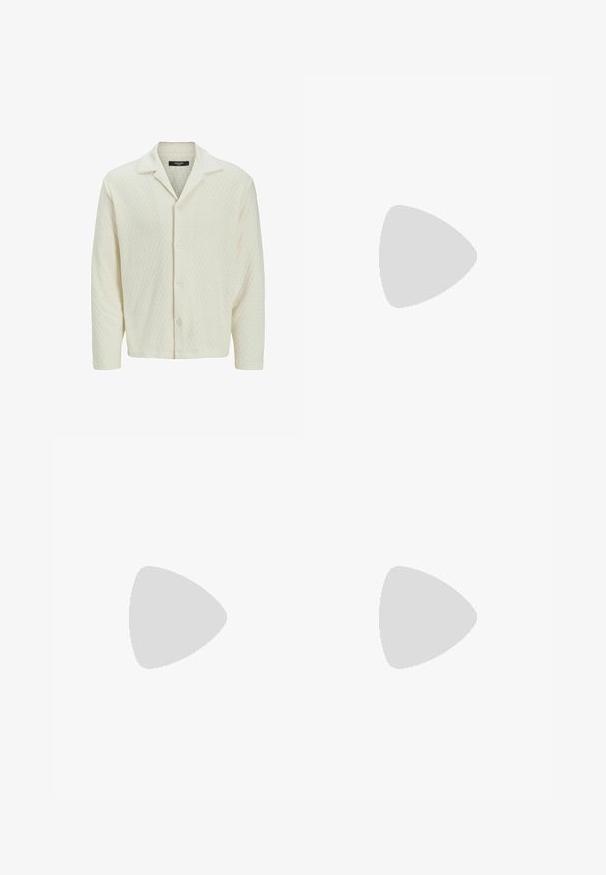 Lyscremet knap-op skjorte lavet af struktureret stof med et diamantmønster, og har en spredt krave og lange ærmer.; Hvid bomulds t-shirt med korte ærmer, rund halsudskæring, afslappet pasform, og ingen synlige logoer eller mønstre. Glat tekstur og minimalistisk design.; Sorte bukser med plisseret frontdesign, lavet af glat stof. Har knaplukning og bæltestropper; lige pasform.; Sorte ruskinds sneakers med hvide snørebånd og tre hvide striber. Har et rundt sort logo på tungen og en gummigummisål.