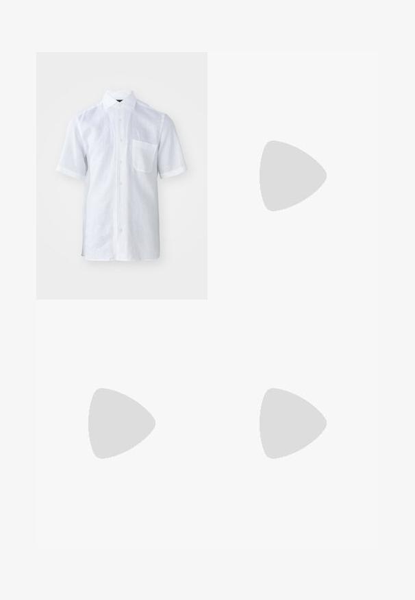 Camisa blanca de manga corta en tejido de lino ligero, con cuello abotonado, bolsillo delantero y una superficie ligeramente texturizada.; Pantalones negros de canalé con un corte relajado. Cuentan con bolsillos frontales y un cierre de botón en la cintura. Textura suave y diseño de pierna recta.; Bota de cuero negro hasta el tobillo con punta afilada, paneles laterales elásticos, acentos de costura vertical y un tacón bajo y cuadrado.; Gafas de sol rectangulares negras con lentes oscuros, acabado brillante, patillas anchas y un diseño de marco robusto. Nombre de la marca grabado en una de las patillas.