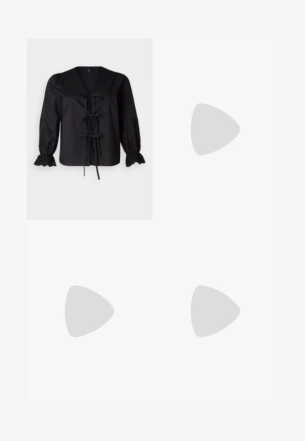 Vero Moda Curve VMCSEHRA FRONT TIE - Blúzka - black; Široké nohavice vyrobené z jemnej, elastickej látky v jasnej modrej farbe. Obsahujú plochý pás a dva predné záhyby pre zvýraznenie dizajnu.; Čierne sandále na vysokom podpätku so štvorcovou špičkou a nízkym blokovým podpätkom. Obsahujú viacero tenkých popruhov a nastaviteľný členkový popruh. Vyrobené z hladkej kože.; Kovová zlatá kabelka s hladkým, zaobleným tvarom, ktorá má horné zapínanie na gombík a malý reťazový popruh na nosenie.