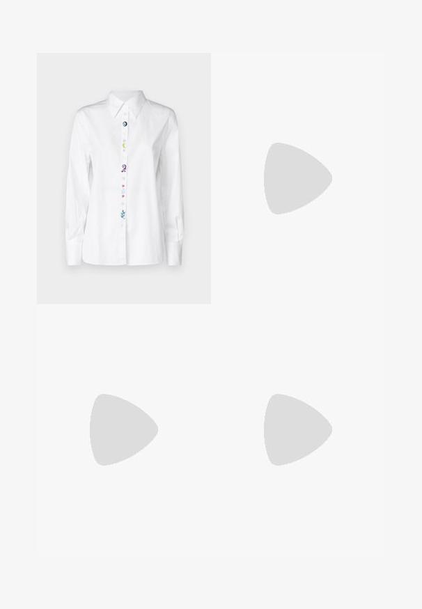 PS Paul Smith SHIRT - Hemdbluse - white; Schwarze, plissierte, weit geschnittene Hosen mit elastischem Bund. Hergestellt aus leichtem Stoff, mit vertikalen Falten durchgehend.; Schwarze Leder-Ballettschuhe mit abgerundeter Spitze, glatter Textur, minimalen Nähdetails und einem flexiblen Sohlen-Design.; Schwarze synthetische Schultertasche mit geschwungenem Silhouette, strukturiertem Finish, goldenem Dreiecks-Logo und abnehmbaren Hardware-Akzenten.