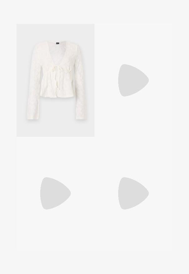 Vit långärmad blus med djup V-ringning, detaljer med knytning fram, blommig spetsmönster och peplumsläpp. Mjukt, genomskinligt tyg.; Bruna vida byxor med en slät textur, som har hög midja och framfickor. Tyget är lätt och flödar löst.; Vit högklackad sandal med en kraftig klack, med ett remdesign och ankelband. Slät textur med en plattform framtill för ökad höjd.; Vävd halmhandväska i beige med en kurvad form, ett kort handtag och en sidoglid. Har en texturerad yta och minimalistisk design.
