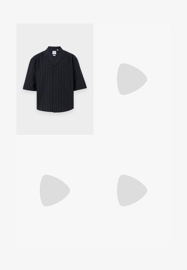 Only & Sons ONSEMILO SHIRT - Shirt - black; Levi's® SHORELINE TECH - Polo shirt - concrete heather; Beige trousers with a straight-leg design, flat front, two side pockets, and a zipper fly. Made from a smooth cotton fabric.; White leather sneakers featuring a smooth texture, round toe, and classic lacing system, positioned above dark, loose-fitting trousers.