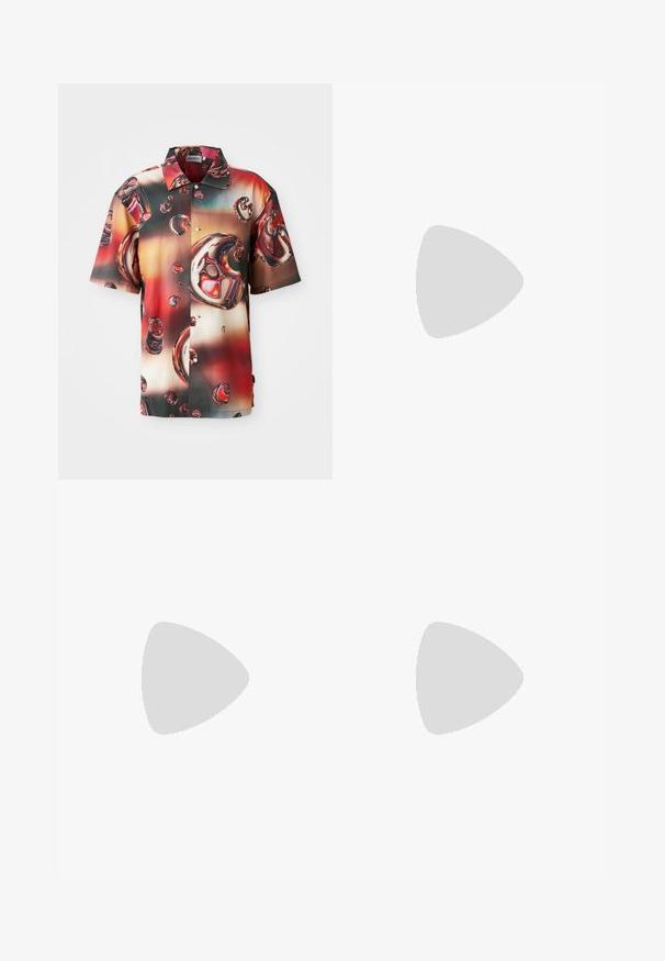 Kortärmad skjorta i glansigt tyg, med en livlig abstrakt design av röda och bruna bubblor mot en gradientbakgrund. Knapp-up front.; Tre vita ribbade linnen i bomull. Har rund halsringning och små svarta etiketter vid fållen. Finns i flera storlekar.; Grå Nike sweatpants med dragsko i midjan, avsmalnande ben, sidofickor och tydlig sömdekoration. Mjuk, strukturerad tyg.; Grå atletiska sko med en överdel av mesh och mocka, vita accenter, en vadderad sula och en unik design med reflekterande element.