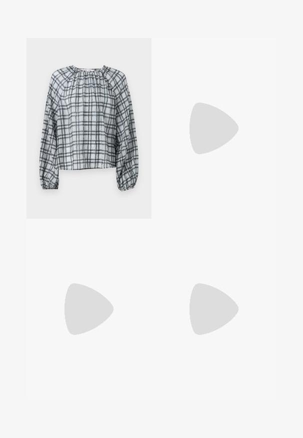 Rutete bluse i lett stoff, med rund halslinning, lange pufferte ermer og en sammenrullet foran. Fargene inkluderer grå og svart.; Svarte høyt midje, utsvingte jeans laget av denim, med knappelukking, beltehemper og sidelommer. Glatt tekstur med minimal falming.; Svarte ankelstøvler med en blank lakkfinish, kraftig svart gummisåle og hevet hæl; inkluderer subtile logo-detaljer på siden.; Blåmønstret håndveske laget av stoff, med buet form, svart lærreim og logodesign i en lysere nyanse.