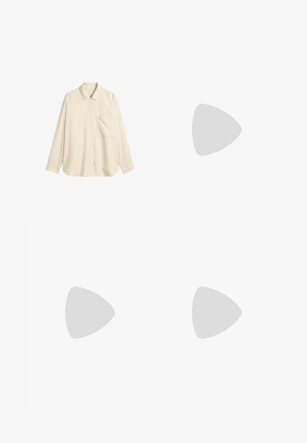 Camicia beige a maniche lunghe con bottoni, dotata di taschino sul petto e colletto classico, realizzata in tessuto liscio.; Pantaloni neri a gamba larga in tessuto morbido, con vita alta, cuciture sartoriali e design minimalista. Nessuna ferramenta visibile o tasche.; Stivali neri in pelle fino alla caviglia con punta appuntita e tacco spesso. Texture liscia con minimi dettagli e un design elegante e aderente.; Borsa nera con forma strutturata, texture liscia e una chiusura metallica. Abbinata a pantaloni neri larghi e sandali open-toe su un pavimento in legno.