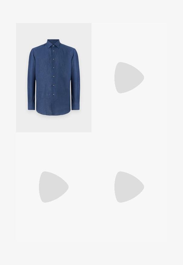 Temno modra srajca z dolgimi rokavi, izdelana iz rahlo teksturiranega blaga. Ima klasičen ovratnik in šest gumbov spredaj.; Temno modri denim kavbojke s ravno krojem, ki vključujejo pet žepov, gumbno zapiranje in kontrastne šive.; Bele nizke superge z zgornjim delom iz teksturirane usnjene površine, smetano obrobljenim podplatom in svetlo rjavo akcentom na peti. Imajo bele vezalke in podrobnost z logotipom na peti.; Črna usnjena torba z strukturirano obliko, s tremi dolgimi ročaji in V-oblikovanim šivom na sprednji strani. Gladka tekstura.