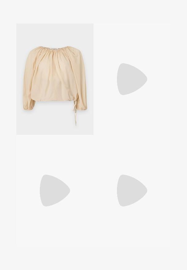 Beige Bluse mit Puffärmel aus leichtem Baumwollstoff. Mit gerafftem Ausschnitt und Kordelzug am Saum für eine verstellbare Passform. Glatte Textur.; Jeansshorts in Hellblau, mit geradem Schnitt, fünf Taschen und einem Knopfverschluss. Hergestellt aus Baumwolle mit einer glatten Struktur.; Schwarze High Heel Sandale mit einem schlichten Design, featuring dünnen Riemen und einem einzigartigen Vorderakzent. Glatte Oberfläche mit einer spitzen Zehenform und einem 7,5 cm hohen Absatz.; Schwarze Sonnenbrille mit ovalen Gläsern, glänzendem Kunststoffrahmen und schlanken Bügeln. Mit Ray-Ban-Logo in Weiß an der Seite.
