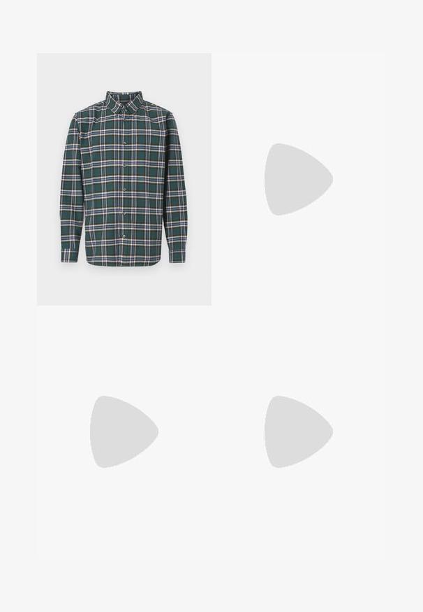 Groene flanellen shirt met een ruitpatroon met blauwe, witte en mosterdgele lijnen. Met knopen aan de voorkant en een puntige kraag. Lange mouwen.; Effen lichtgrijze T-shirt met korte mouwen en ronde hals, weergegeven op een witte achtergrond, frontaanzicht zonder zichtbare logo's of ontwerpen.; Lichtblauwe denim jeans met een rechte broekspijp, vijf zakken en riemlussen. De stof heeft een lichte wassing voor een vervaagd effect.; Canvas sneakers in off-white met een ronde neus, voorzien van beige rubberen zolen en vijf oogjes voor veters, met een gestructureerde afwerking op de bovenkant.