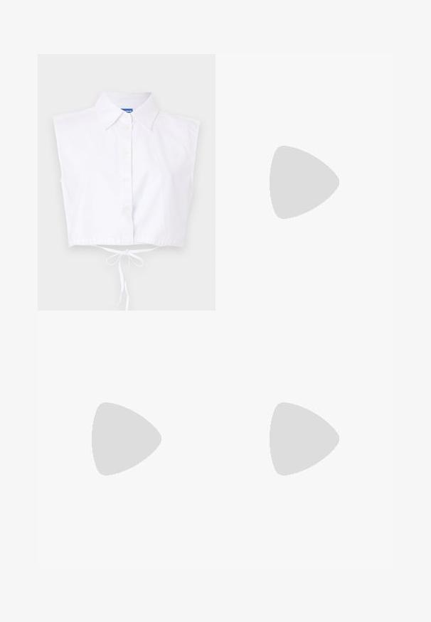 Cămașă albă, scurtă, fără mâneci, cu guler, închidere cu nasturi și o curea la talie; prezintă un logo brodat subtil pe față.; Tricou din bumbac negru, cu mâneci scurte și răsucite, decolteu rotund și etichetă roșie. Textură netedă, formă ajustată și detalii minime.; Pantaloni roz, croiți pe măsură, cu un design drept, caracterizați printr-o textură netedă și pliuuri ascuțite în față.; Pantof cu toc înalt din piele neagră, cu vârf ascuțit, curea pentru gleznă și toc subțire. Textură netedă, cu un accent aurie la baza tocului.